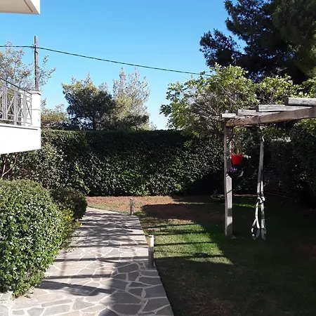 Zwischen Athen Und Flughafen In Den Bergen Holiday home