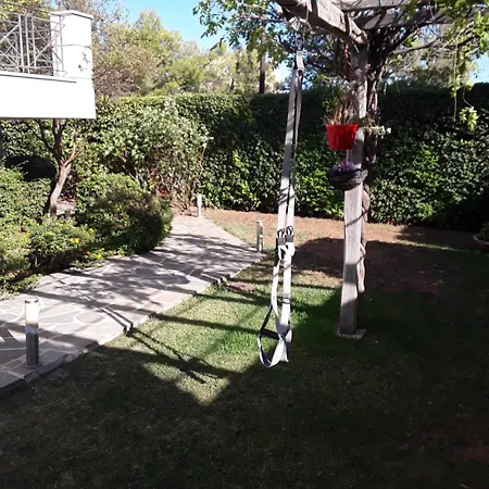 Zwischen Athen Und Flughafen In Den Bergen Holiday home *